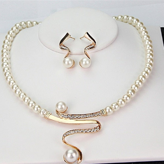 Earring and Necklace Set in Natural Pearls